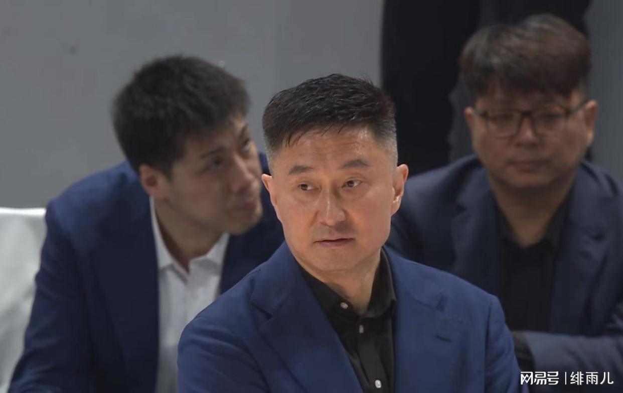 黑白体育官方入口-完全不尊重天赋！广东队锋线被曾凡博打爆了，杜锋拒用黄明依！